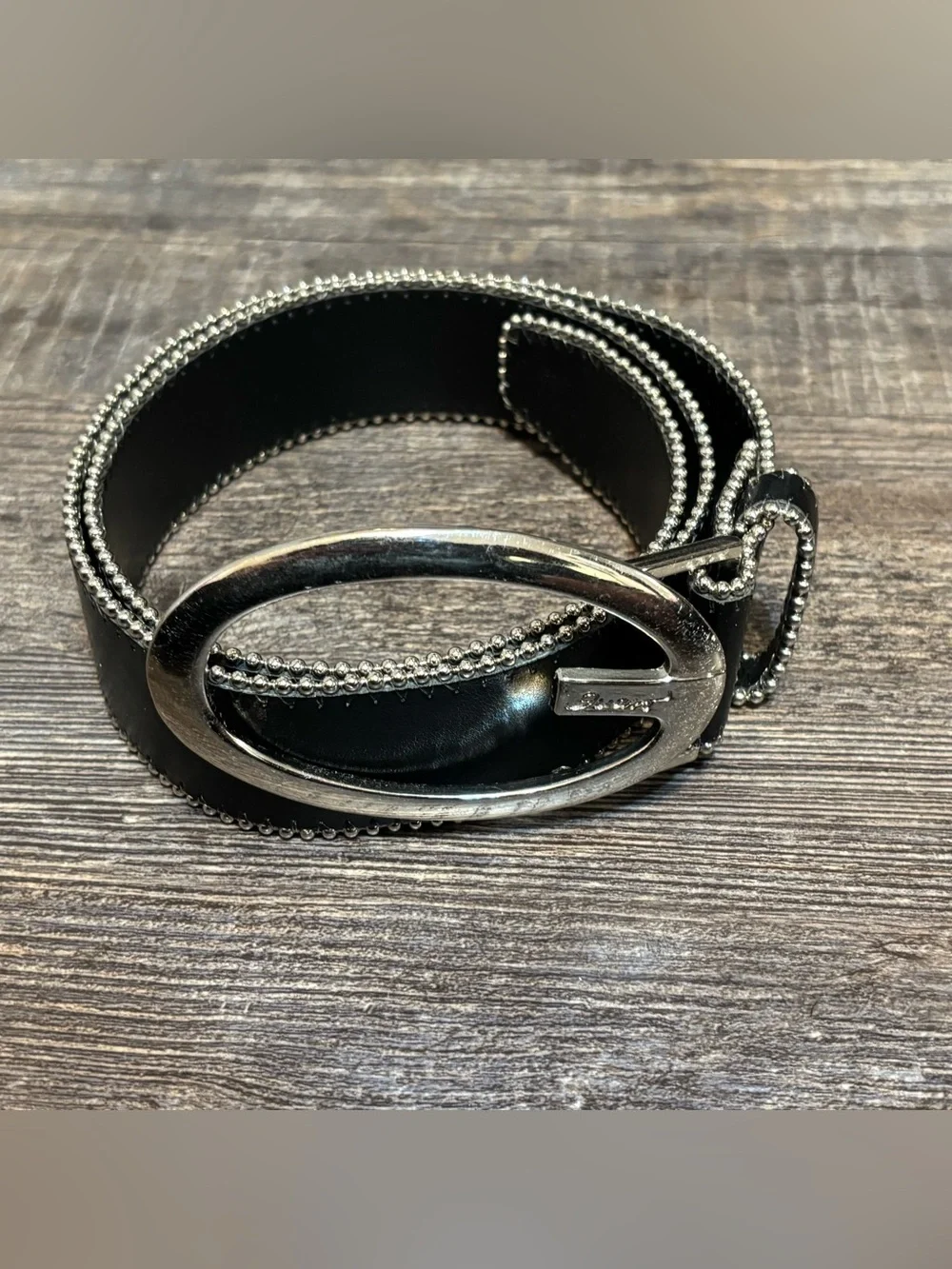Guess elt Silver Oval Buckle Beaded Edge Trim Women’s Size Small